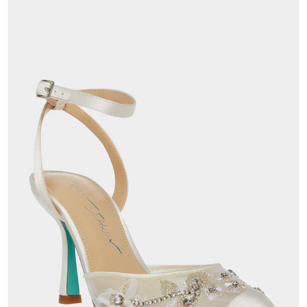 Bridal Shoes 8.5 new in box